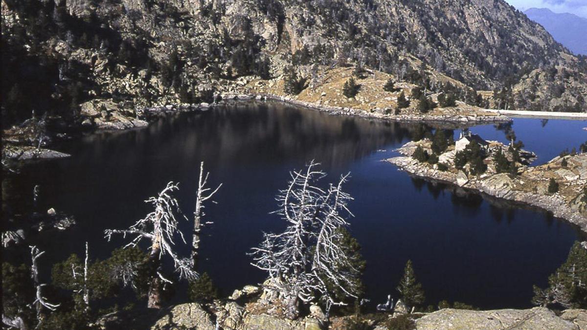 El agua, en sus casi 200 lagos, y las piedras metamórficas, son dos de los atractivos principales de este parque natural catalán.