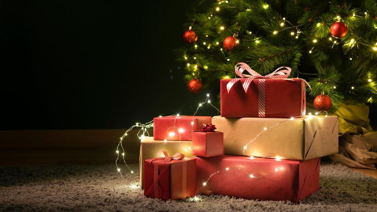 Regalos de Navidad colocados a los pies del árbol.