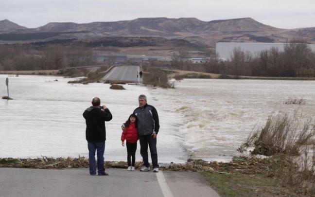 Vecinos se fotografían junto al tramo de la carretera NA - 5202, cortado por la riada del Ebro tras las fuertes lluvias de 2013 Vecinos se fotografían junto al tramo de la carretera NA - 5202, cortado por la riada del Ebro tras las fuertes lluvias de 2013