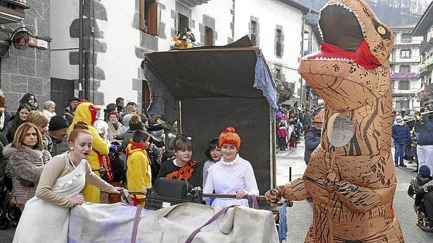 Los Picapiedra no quisieron perderse la fiesta y acudieron con su troncomóvil.