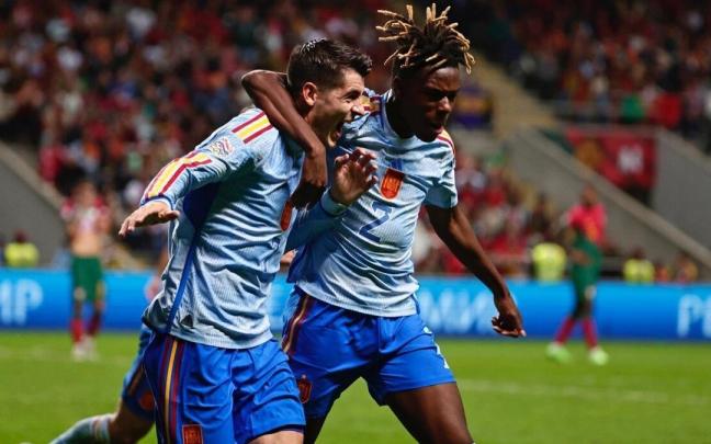 Nico Williams, celebran un gol con Morata.