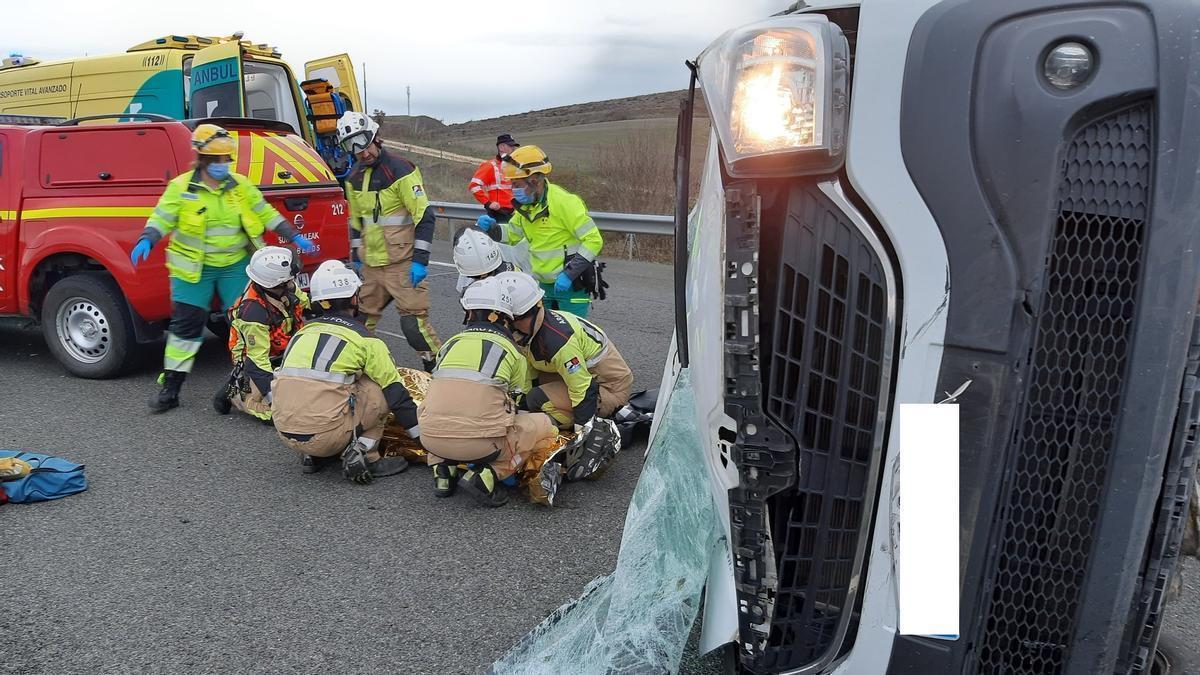 Bomberos y servicios sanitarios atienden a la persona herida en el accidente