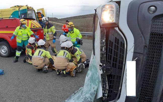Bomberos y servicios sanitarios atienden a la persona herida en el accidente Bomberos y servicios sanitarios atienden a la persona herida en el accidente