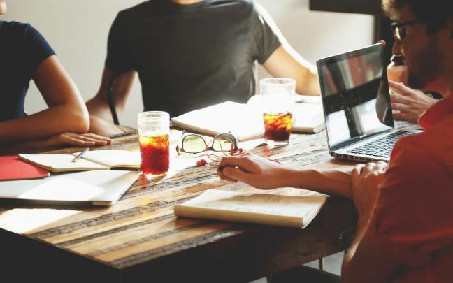Jóvenes se reúnen en un "coliving" Jóvenes se reúnen en un "coliving"