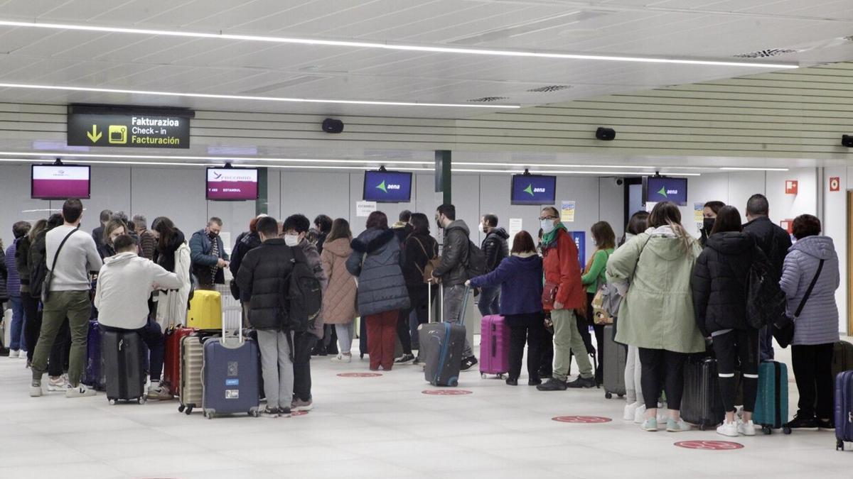 Pasajeros facturando su equipaje en Foronda durante la pasada Semana Santa