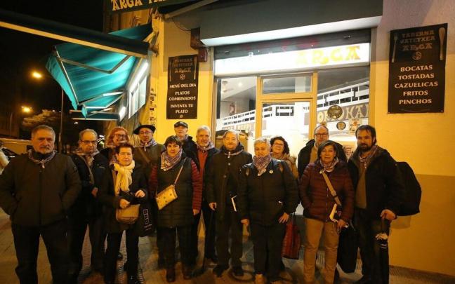 El coro que ha amenizado la inauguración y la familia del bar Arga, este viernes.