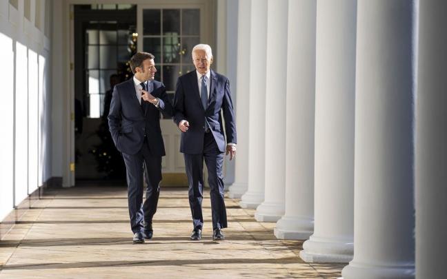 El presidente de Estados Unidos, Joe Biden, y su hom&oacute;logo franc&eacute;s, Emmanuel Macron, este jueves.