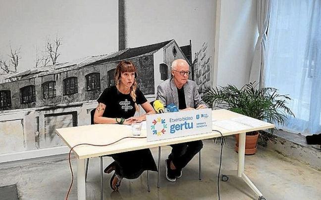 Los portavoces de Sare Bego Atxa y Joseba Azkarraga, ayer en la rueda de prensa en Donostia. Los portavoces de Sare Bego Atxa y Joseba Azkarraga, ayer en la rueda de prensa en Donostia.