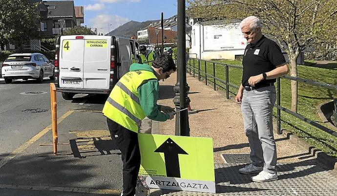 Koke Sánchez supervisa la colocación de una señal en un tramo urbano de la presente Itzulia. Foto: N.G.