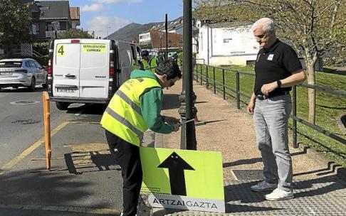 Koke Sánchez supervisa la colocación de una señal en un tramo urbano de la presente Itzulia. Foto: N.G.