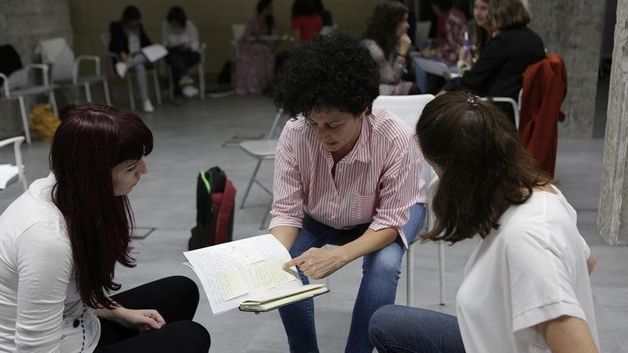 Mujeres emprendedoras participan en un taller organizado por EmakumeEkin.