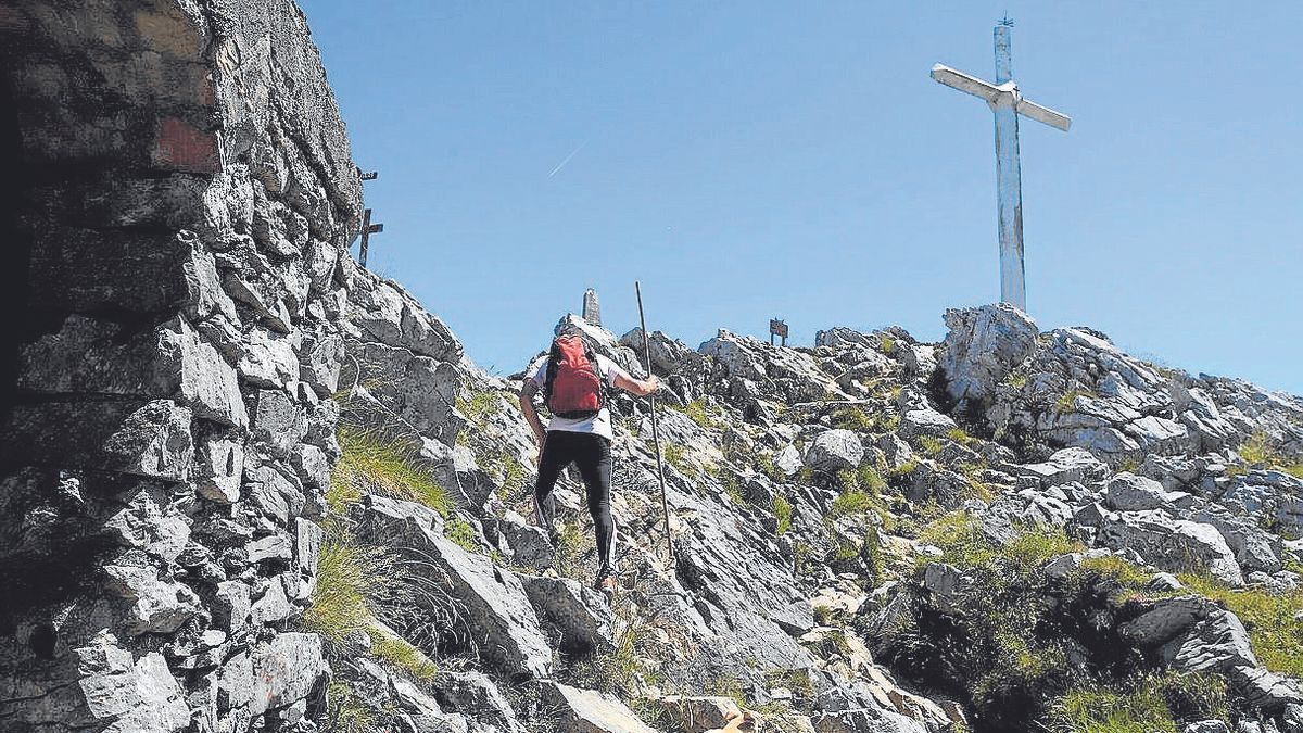 Llegada a la mítica cumbre de Hernio, plagada de cruces.