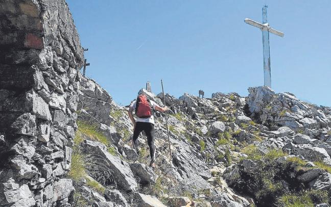 Llegada a la mítica cumbre de Hernio, plagada de cruces. Llegada a la mítica cumbre de Hernio, plagada de cruces.