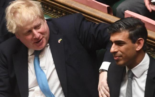 El exprimer ministro británico Boris Johnson y su antiguo titular de Economía Rishi Sunak. El exprimer ministro británico Boris Johnson y su antiguo titular de Economía Rishi Sunak.