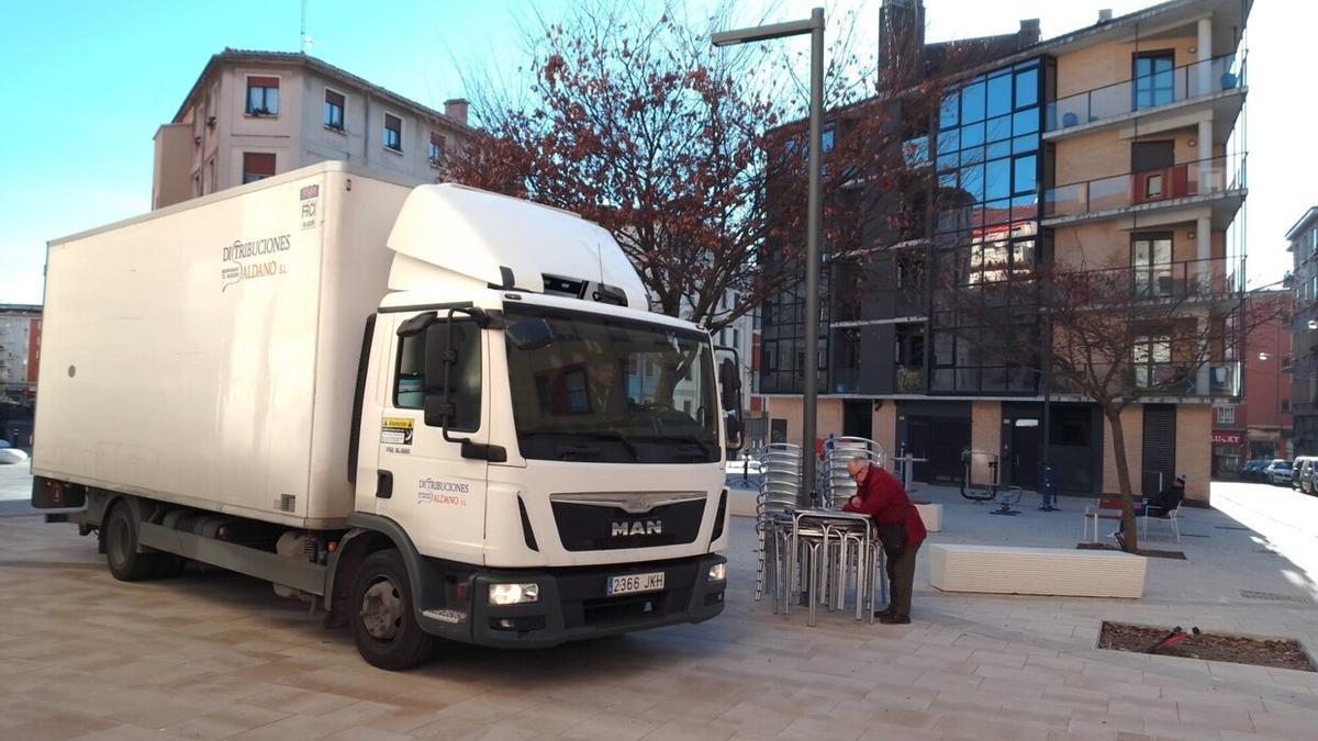 Una camioneta atraviesa por la zona peatonal en la calle Guelbenzu, cerca de la conexión con la avenida de Zaragoza.