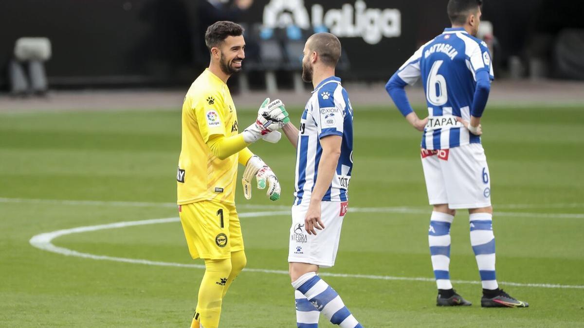 Pacheco y Laguardia se saludan antes de un partido Valencia-Alavés, en abril de 2021