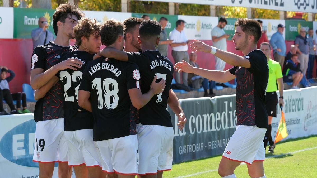 Los cachorros celebran uno de sus dos goles que les dieron el triunfo en Calahorra.