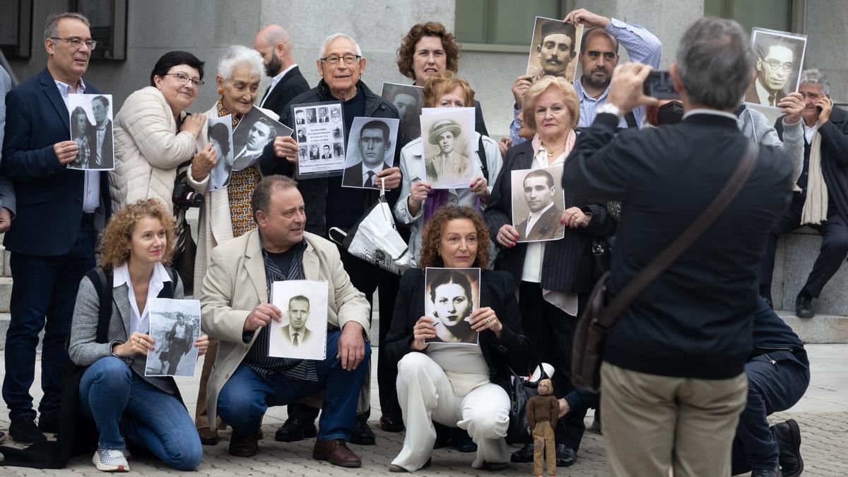 Familiares de víctimas del franquismo recuerdan a los suyos durante el acto