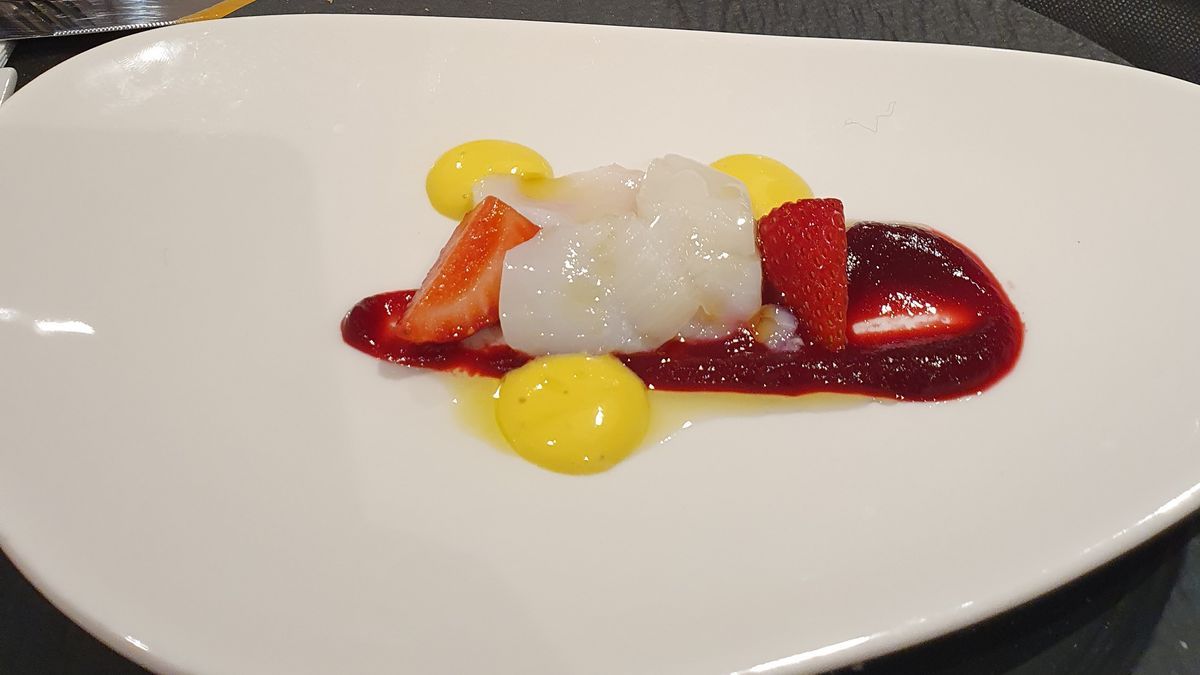 Lámina escaldada de bacalao en ensalada con cítricos, fresas y remolacha