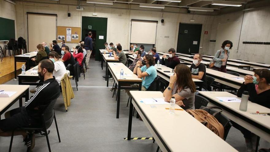 Aspirantes a la OPE de Educación de 2021, durante el examen en la UPNA.