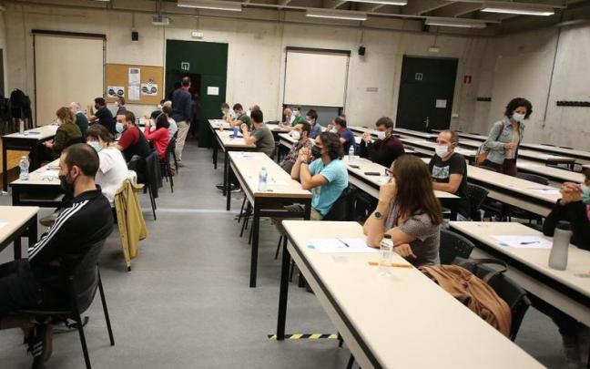 Aspirantes a la OPE de Educación de 2021, durante el examen en la UPNA.