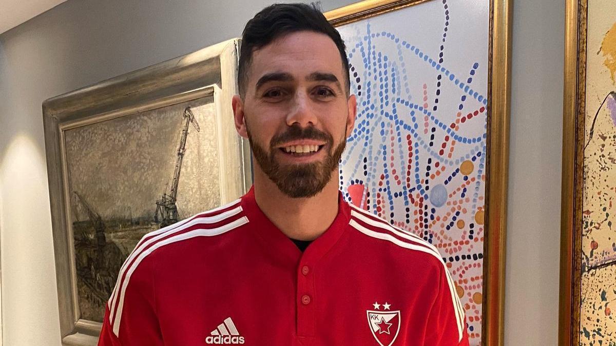 Luca Vildoza posa con el polo del Estrella Roja este domingo tras llegar a Belgrado