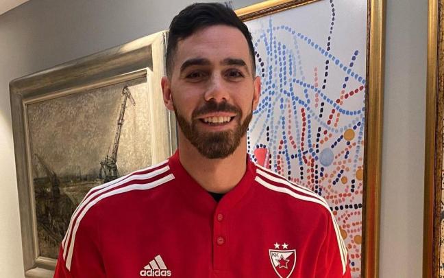 Luca Vildoza posa con el polo del Estrella Roja este domingo tras llegar a Belgrado Luca Vildoza posa con el polo del Estrella Roja este domingo tras llegar a Belgrado