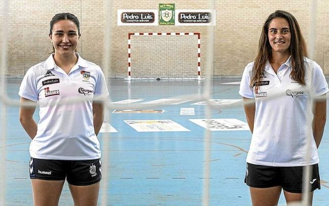 La argentina Ayel&eacute;n Garc&iacute;a (i) y la cancerbera madrile&ntilde;a Patricia Encinas, ayer en el Hermanos Indur&aacute;in de Villava-Atarrabia.