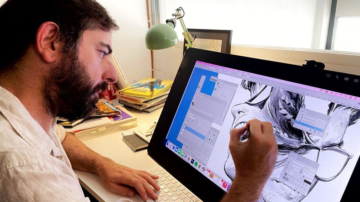 Álvaro Martínez Bueno, ganador de un Premio Eisner, trabaja en uno de sus personajes, en su estudio del barrio donostiarra de Gros.