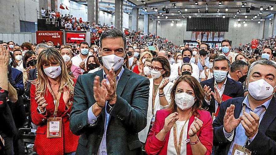Pedro Sánchez, Adriana Lastra y Santos Cerdán, en el acto de clausura del 40ºCongreso Federal del PSOE, en octubre de 2021. | FOTO: EFE
