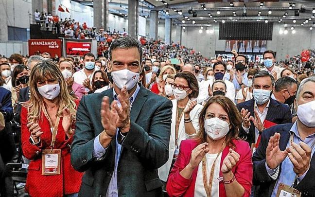Pedro Sánchez, Adriana Lastra y Santos Cerdán, en el acto de clausura del 40ºCongreso Federal del PSOE, en octubre de 2021. | FOTO: EFE Pedro Sánchez, Adriana Lastra y Santos Cerdán, en el acto de clausura del 40ºCongreso Federal del PSOE, en octubre de 2021. | FOTO: EFE