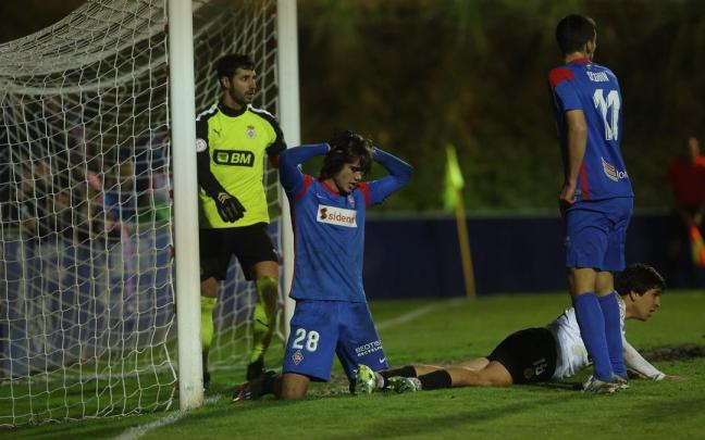 Julen Jon Guerrero se lamenta de una ocasión fallada.