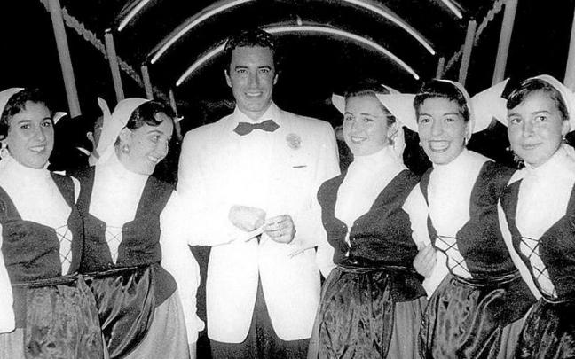 El actor Virgilio Teixeira y el grupo de danza Goizaldi. El actor Virgilio Teixeira y el grupo de danza Goizaldi.
