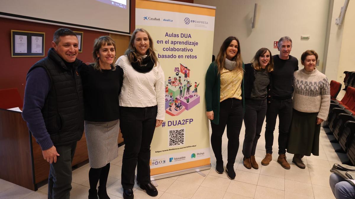 Los responsables del nuevo proyecto educativo, esta mañana en Errenteria. De izquierda a derecha, José Luis Pérez, Arritxu González, Amaia Osambela, Sandra Vázquez, Nerea Sanchiz, Andoni Arraras y Miren Urkijo.