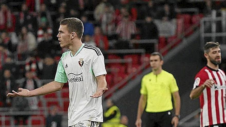 Protesta de Diego Moreno en San Mamés. | FOTO: PABLO VIÑAS