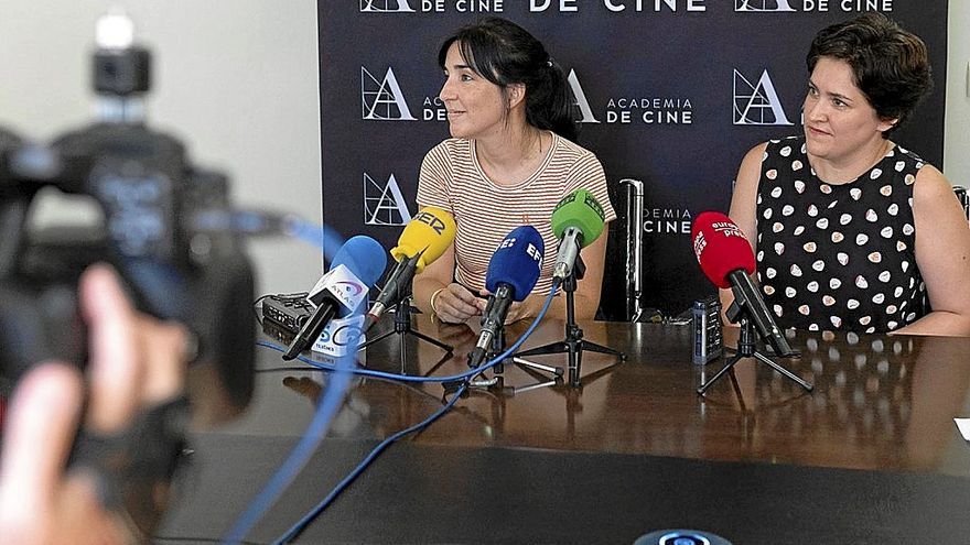 La directora de la película ‘Cinco Lobitos’, Alauda Ruiz de Azúa (i), y la productora. | FOTO: E.P.