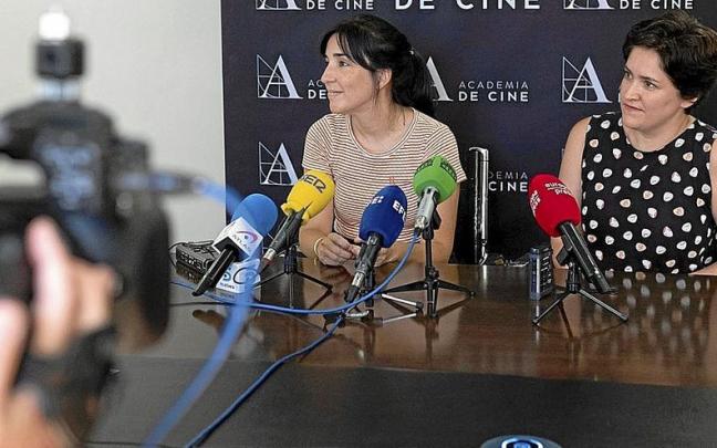 La directora de la película ‘Cinco Lobitos’, Alauda Ruiz de Azúa (i), y la productora. | FOTO: E.P.