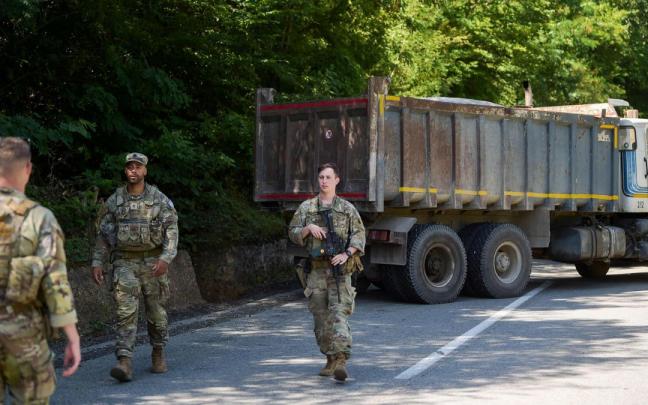 Soldados de la OTAN patrullan en Kosovo junto a una barricada. Soldados de la OTAN patrullan en Kosovo junto a una barricada.