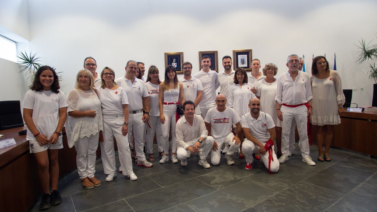 Los ocho galardonados, en el salón de plenos.