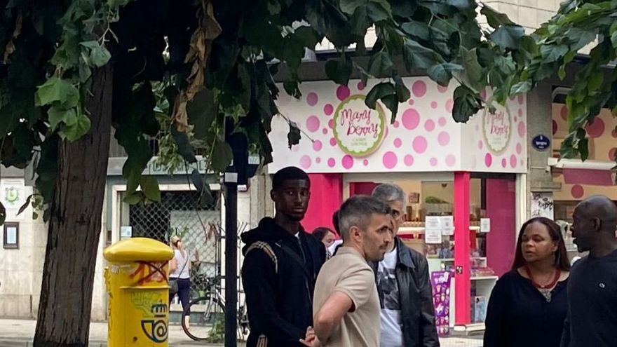 Mohamed-Ali Cho, con Roberto Olabe y Erik Bretos en las calles de Donostia.