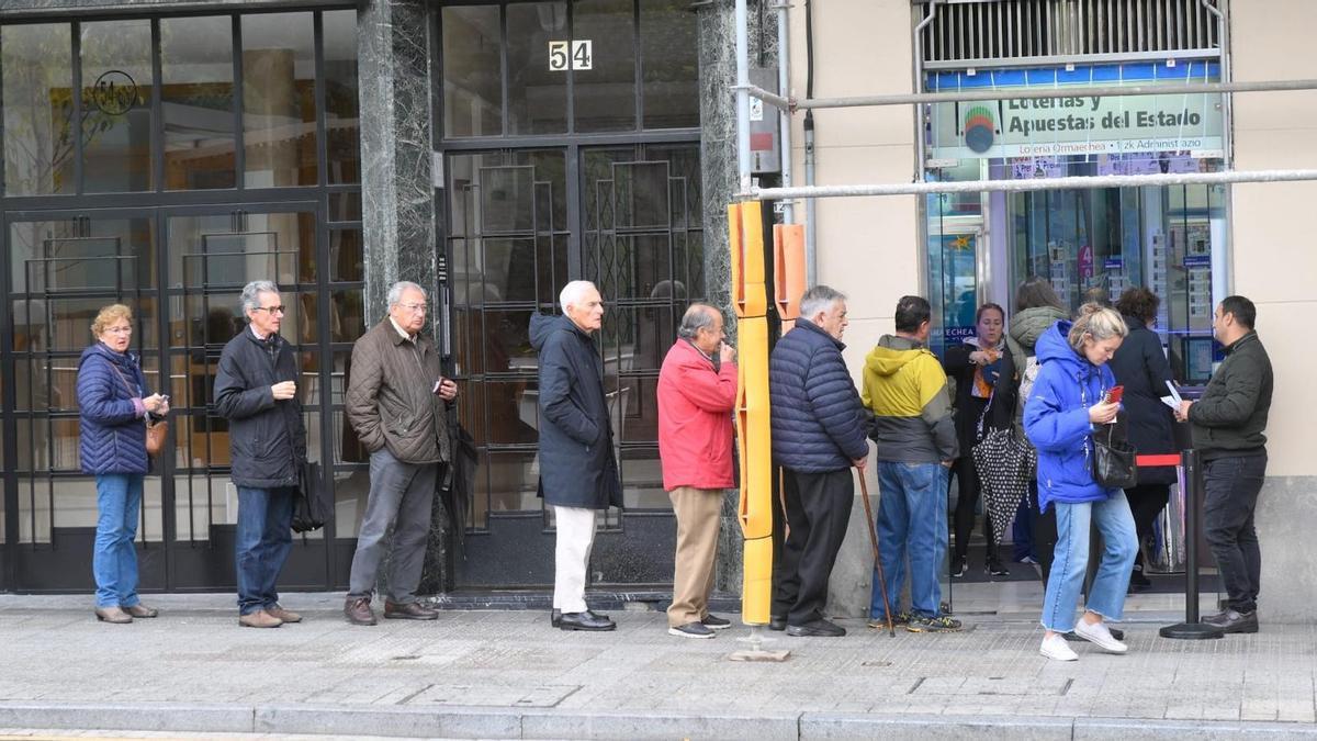 Instantánea obtenida el pasado viernes de las colas que ya se registran ante el despacho de loterías de Ormaechea como prueba del aumento de ventas.