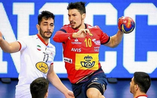 Alex Dujshebaev busca hueco para lanzar.