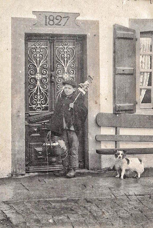 Un niño en plena cuestación de carnaval en Iparralde.