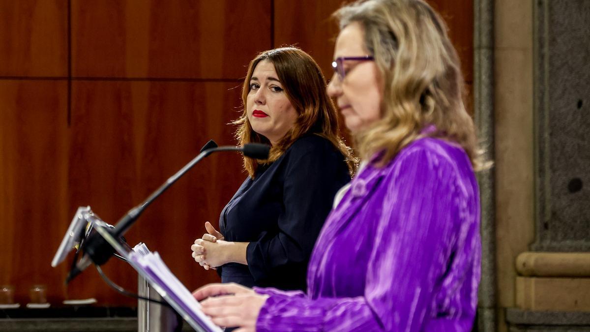 La secretaria de Estado de Igualdad y contra la Violencia de Género, Ángela Rodríguez, y la delegada del Gobierno contra la Violencia de Género, Victoria Rosell.