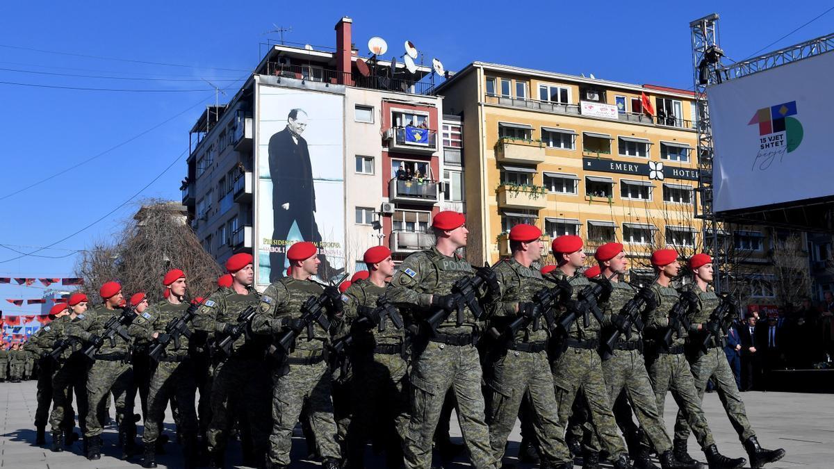 Desfile militar en Kosovo por el aniversario de la independencia.