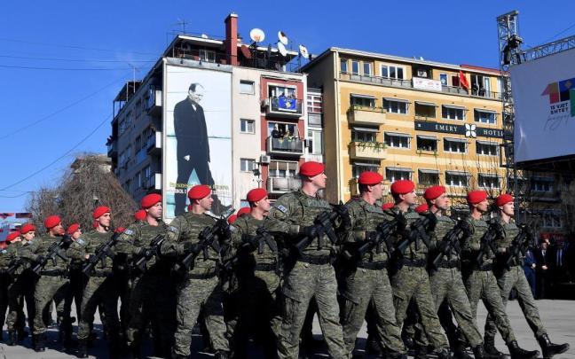 Desfile militar en Kosovo por el aniversario de la independencia. Desfile militar en Kosovo por el aniversario de la independencia.