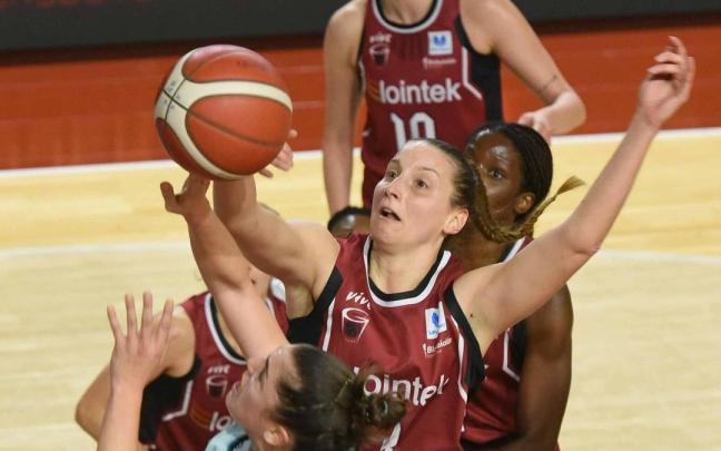 Laura Spreafico trata de defender el intento de lanzamiento de Paula Estebas ayer en Maloste.