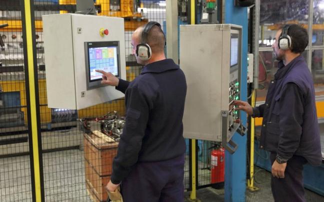 Dos trabajadores de Gestamp controlan la maquinaria en la planta de la compañía en Abadiño. Dos trabajadores de Gestamp controlan la maquinaria en la planta de la compañía en Abadiño.