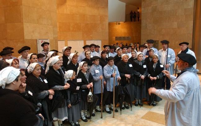 Personas en un coro.