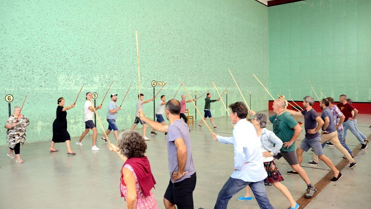 Ensayando la confrontación de los dos bandos con las makilas en alto.